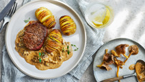 Oxfilé med trattkantarellsås och hasselbackspotatis