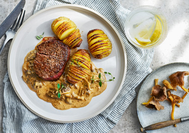 Oxfilé med trattkantarellsås och hasselbackspotatis