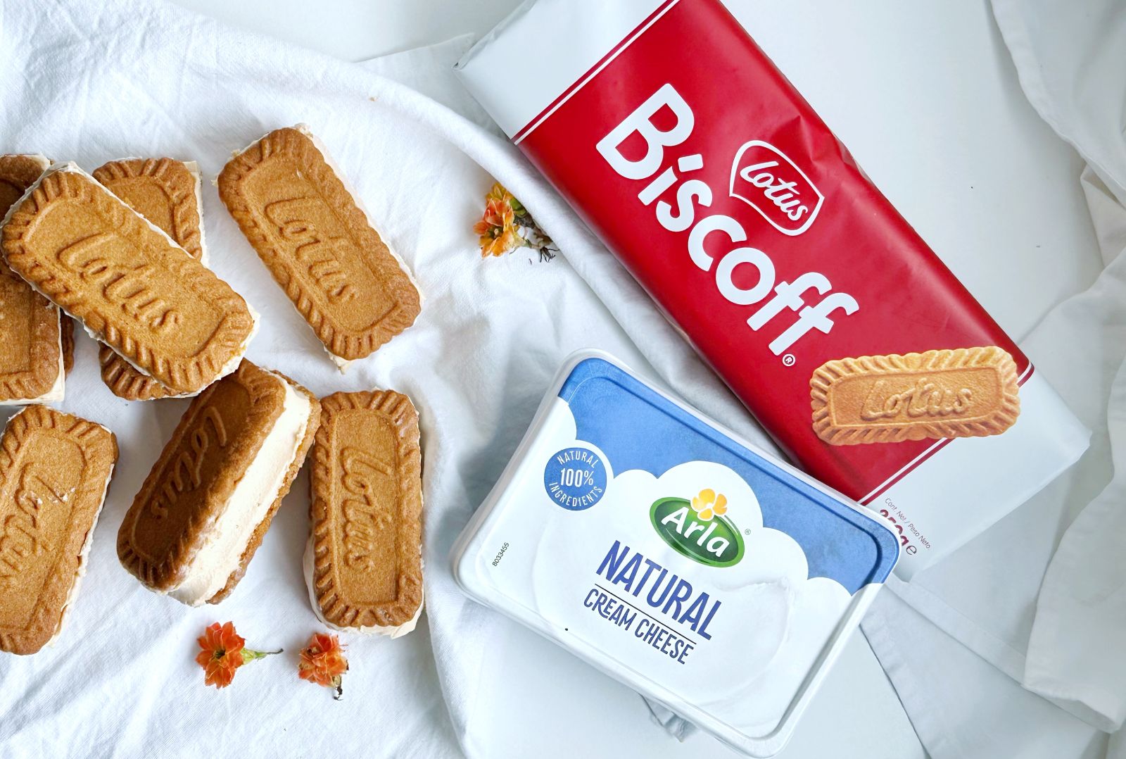 Helado cheescake con Arla Queso de untar Natural y galletas Biscoff