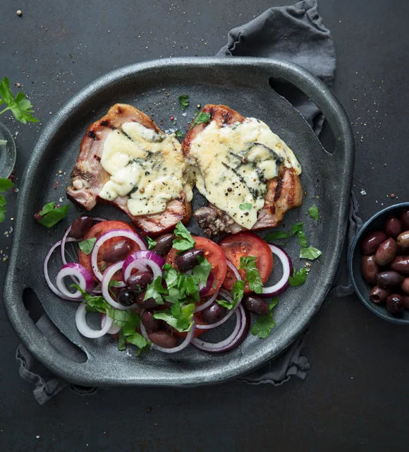 Côtelettes de porc estivales grillées avec fromage bleu
