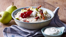 Byggrød med yoghurt, tyttebær og bacon