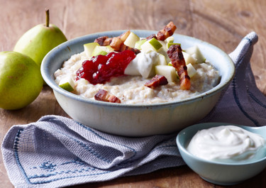 Byggrød med yoghurt, tyttebær og bacon