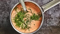 Tomatsås med dill och syrad grädde