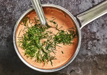 Tomatsås med dill och syrad grädde