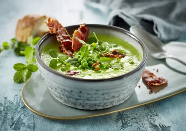 Crème erwtensoep met munt en geroosterde parmaham