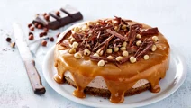 Chokoladeislagkage med salt karamelsauce