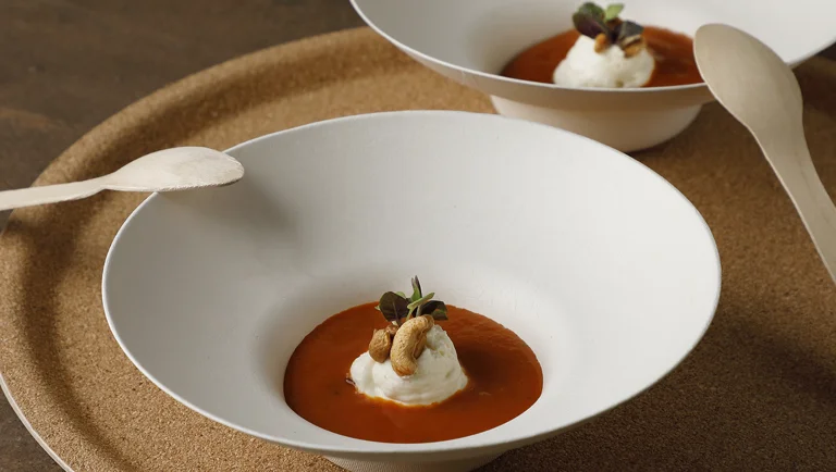 Tomaattikeittoa ja valkosipulituorejuustoa