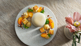 Vaniljparfait med citrussallad och mandelkaka