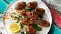 Grillade lammfärsspett med färskost