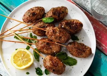 Grillade lammfärsspett med färskost