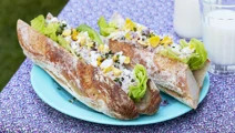 Tonfiskröra i baguette med ägg
