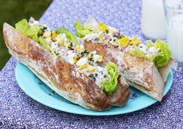 Tonfiskröra i baguette med ägg