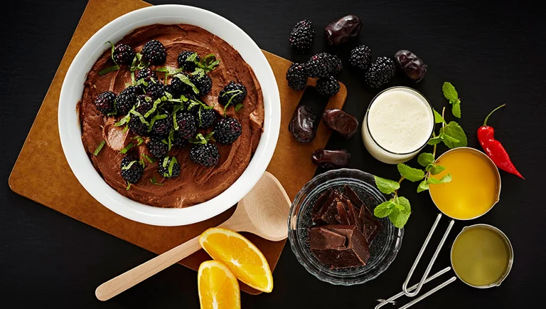 Chokolademousse med chili, mynte og brombær