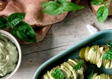 Patatas Hasselback con crema de queso y aguacate
