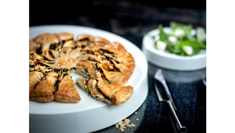 Salatost og spinat i butterdej