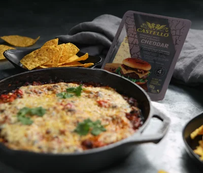 Chili au fromage cuit au four dans la poêle