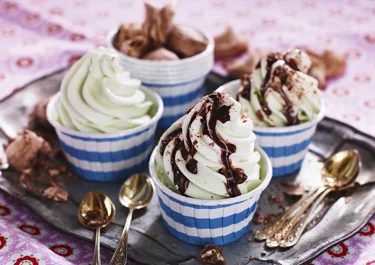 Päronglass med chokladsås och maränger