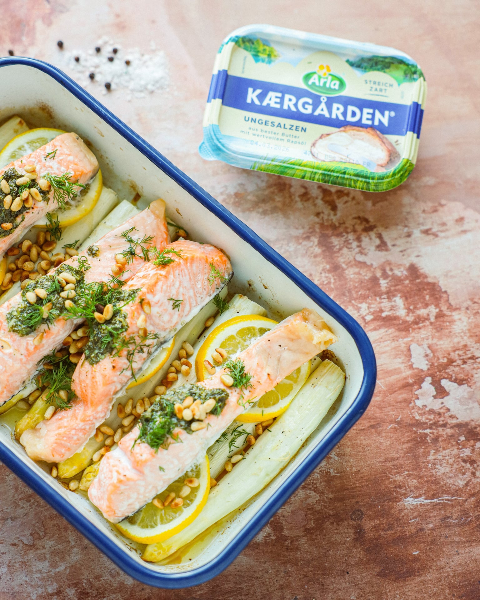 Weißer Spargel mit Lachs im Backofen