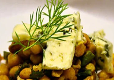 Salteado de garbanzos, croutons y trigueros con Danablu de Castello