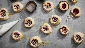 Hallongrottor med citronglasyr