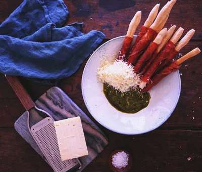 Bresaolasvøbte grissini med cheddar og basilikumsauce