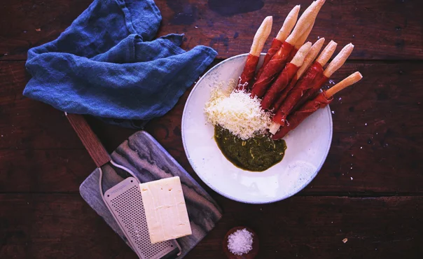 Bresaolasvøbte grissini med cheddar og basilikumsauce