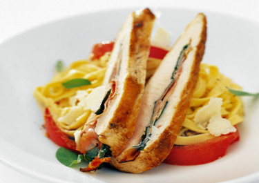 Salviafylld kycklingfilé med gratinerade tomater