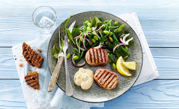 Gegrillte Schweinemedaillons mit Schinken und Edamame-Bohnen-Salat