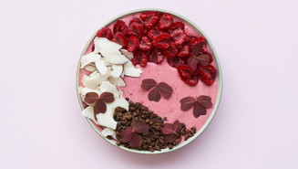 Acai bowl med hindbær og kokosflager