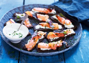Ristet rugbrød med laks og limecreme