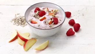 Skyr bowl with apple and raspberry