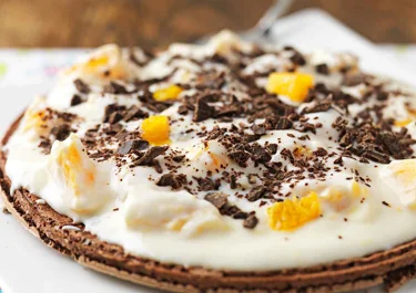 Marängtårta med mandel och apelsinyoghurt