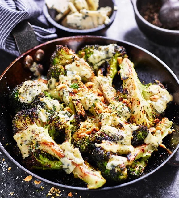 Brocoli grillé au fromage bleu et aux noisettes grillées