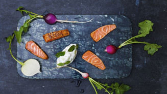 Tandoorilax med myntayoghurt och rädisor