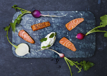 Tandoorilax med myntayoghurt och rädisor