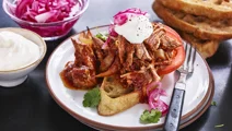 Pulled pork med het sås och syrad rödlök
