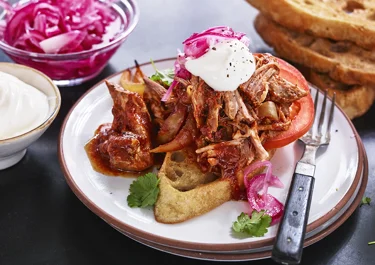 Pulled pork med het sås och syrad rödlök