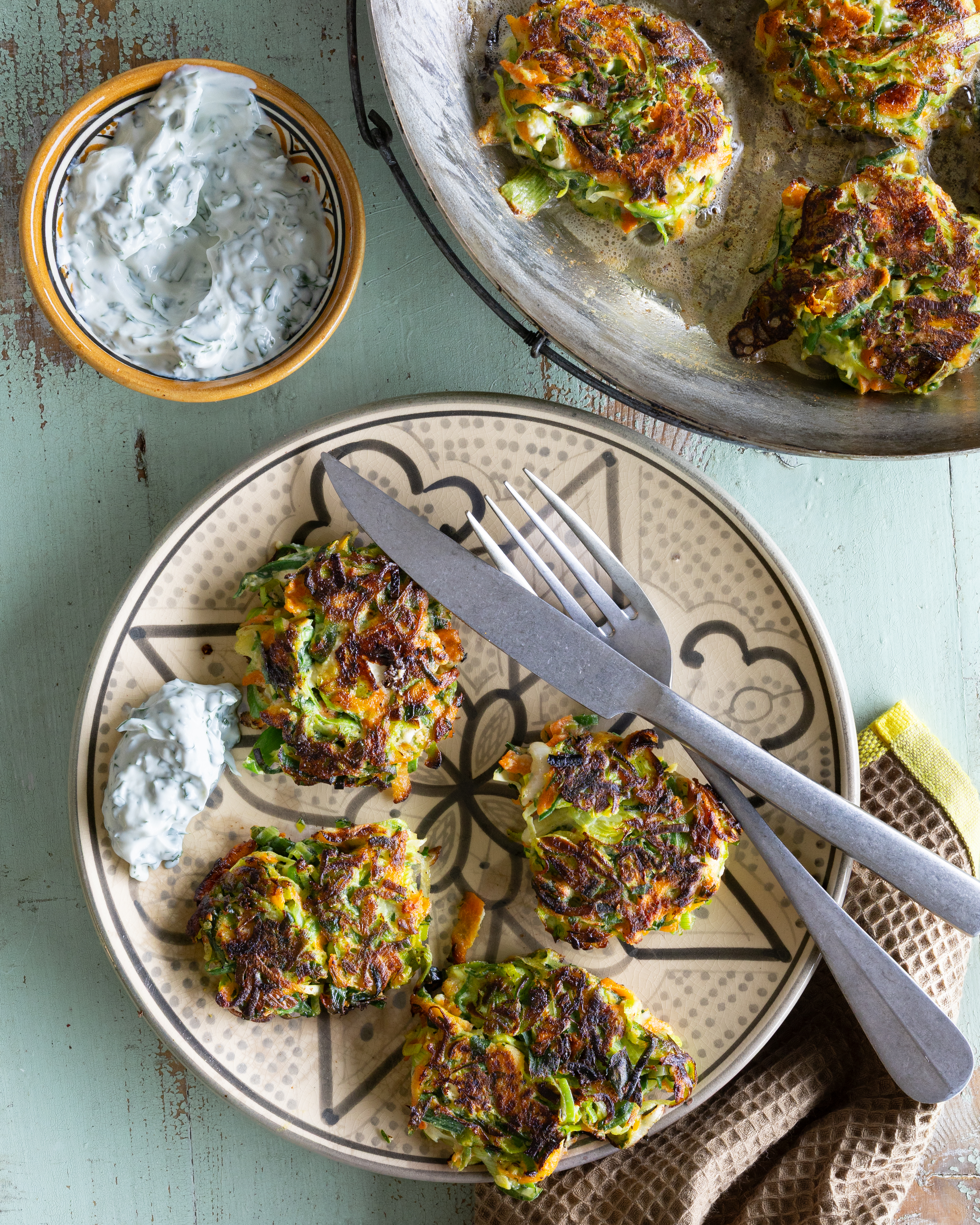 Tyrkisk inspirerede porre frittes med gulerod og salatost