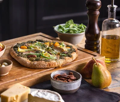 Pizza med pesto og Castello® Hvit