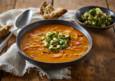 Tomatsuppe med peberfrugt og sprød gremolata