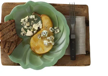 Rostad pepparkaka med ädelost och päron