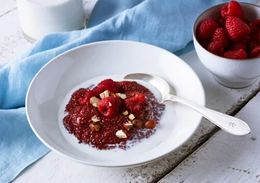 Hallonchiakräm med gräddmjölk och rostade hasselnötter