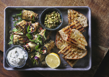 Grillad aubergine med mynta, russin och pinjenötter