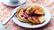 Amerikanska kokospannkakor med lönnsirapssmör