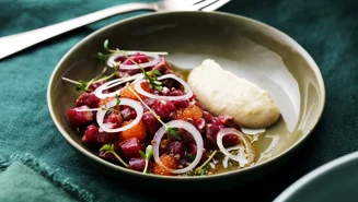 Tartar på hjortfilé med rostad lökkräm och löjrom