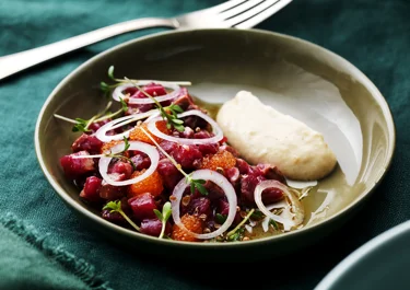 Tartar på hjortfilé med rostad lökkräm och löjrom