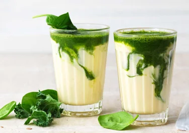 Mango smoothie met groen sap