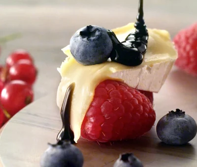 Tuoreet marjat ja lakritsikastike