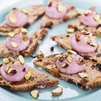 Snittar med getost- och hallonkräm på surdegsbröd