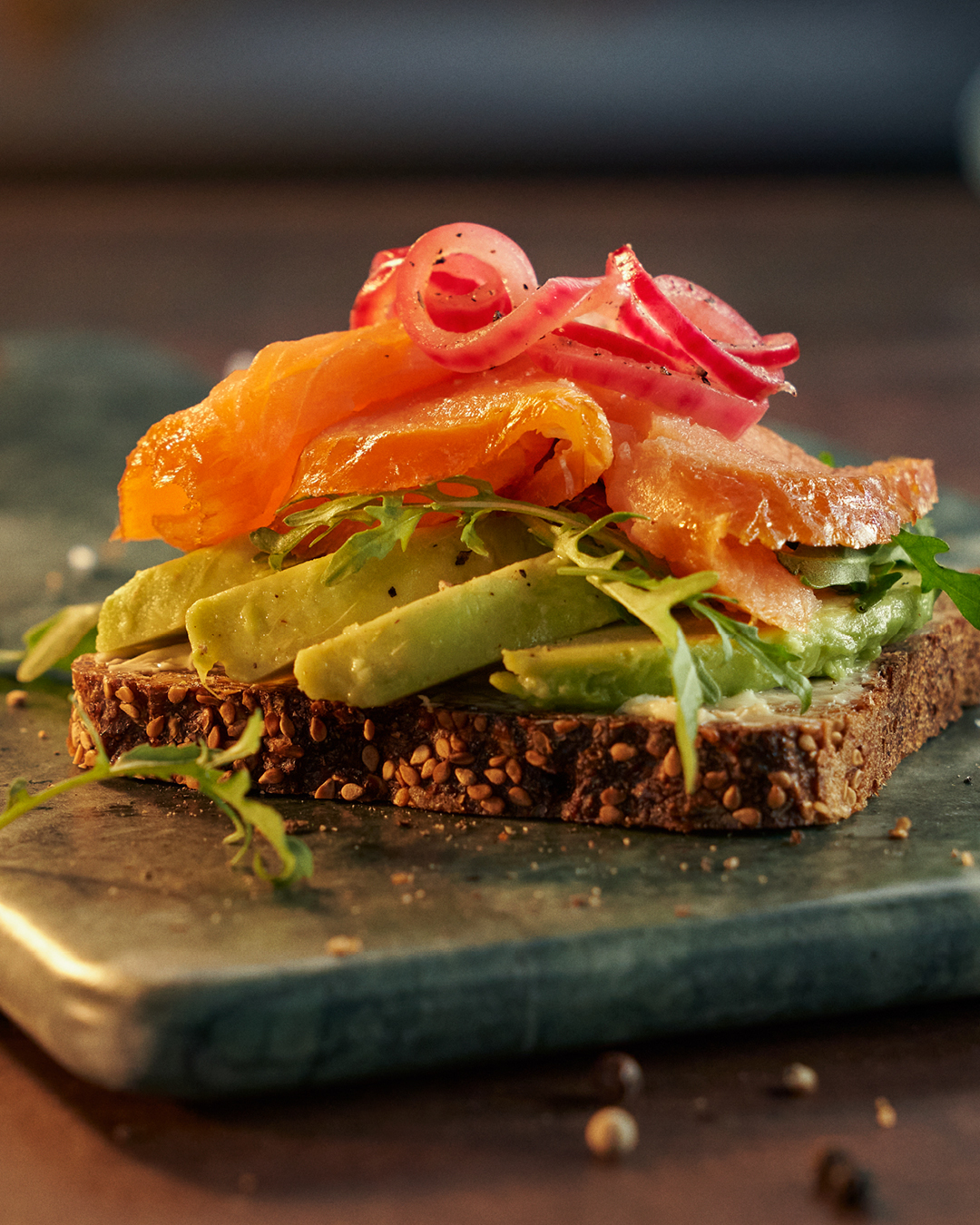 Smørrebrød con salmón